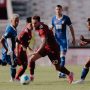 Aksi pemain Persija vs Persib yang saling berebut bola di lapangan hijau Liga 1.