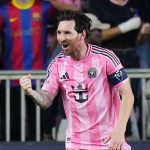 lionel-messi-gol-tendangan-bebas-76-inter-miami.webp Lionel Messi berseragam merah muda Inter Miami merayakan gol tendangan bebas ke-76 dengan mengepalkan tangan.