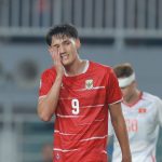 mitchell-baker-timnas-indonesia-piala-asia-u20-2027.webp Ekspresi kecewa Mitchell Baker pemain Timnas Indonesia bernomor punggung 9 sambil memegang wajahnya di lapangan.