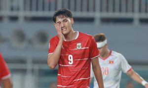 Ekspresi kecewa Mitchell Baker pemain Timnas Indonesia bernomor punggung 9 sambil memegang wajahnya di lapangan.