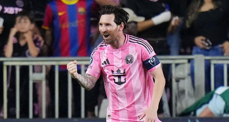 lionel-messi-gol-tendangan-bebas-76-inter-miami.webp Lionel Messi berseragam merah muda Inter Miami merayakan gol tendangan bebas ke-76 dengan mengepalkan tangan.