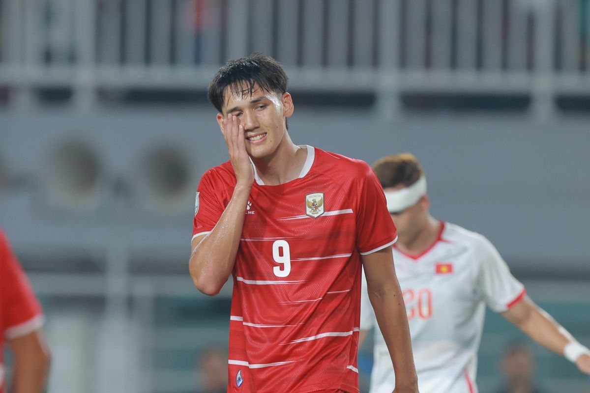 Ekspresi kecewa Mitchell Baker pemain Timnas Indonesia bernomor punggung 9 sambil memegang wajahnya di lapangan.