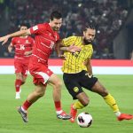Pemain Timnas Indonesia nomor 19 berduel memperebutkan bola dengan pemain Malaysia di ajang FIFA ASEAN Cup 2026.