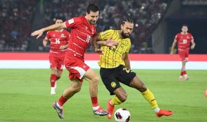 timnas-indonesia-vs-malaysia-perebutan-bola-fifa-asean-cup-2026.webp Pemain Timnas Indonesia nomor 19 berduel memperebutkan bola dengan pemain Malaysia di ajang FIFA ASEAN Cup 2026.