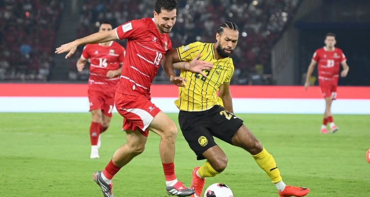 timnas-indonesia-vs-malaysia-perebutan-bola-fifa-asean-cup-2026.webp Pemain Timnas Indonesia nomor 19 berduel memperebutkan bola dengan pemain Malaysia di ajang FIFA ASEAN Cup 2026.