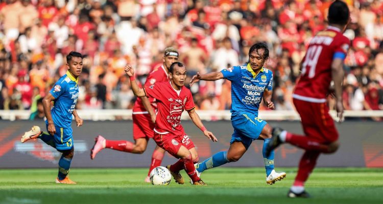 persija-jakarta-vs-persib-sugbk.webp Pemain Persija Jakarta berebut bola dengan pemain Persib Bandung di lapangan SUGBK.