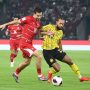 Pemain Timnas Indonesia nomor 19 berduel memperebutkan bola dengan pemain Malaysia di ajang FIFA ASEAN Cup 2026.