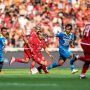 Pemain Persija Jakarta berebut bola dengan pemain Persib Bandung di lapangan SUGBK.
