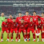 skuad-timnas-indonesia-vs-bangladesh.webp Skuad utama Timnas Indonesia mengenakan jersey merah berdiri dan berpose bersama sebelum pertandingan melawan Bangladesh.