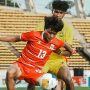 Pemain Timnas Indonesia U-20 dengan jersey merah nomor 13 berebut bola dengan pemain Malaysia .
