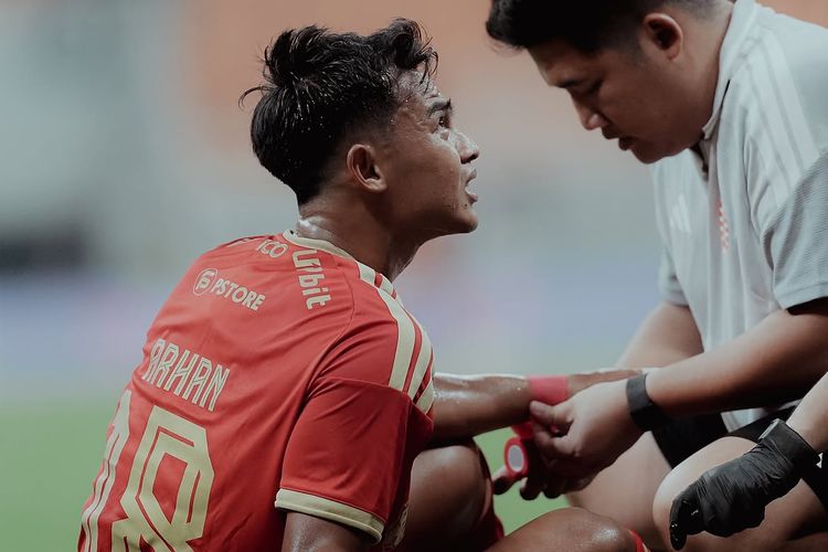 Pratama Arhan mendapat perawatan medis di bagian tangan saat bertanding membela Persija.