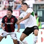 aksi-pertahanan-jay-idzes-bologna-vs-sassuolo.webp Jay Idzes menghalau serangan dalam pertandingan Serie A Bologna melawan Sassuolo.
