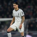 kevin-diks-gagal-penalti-gladbach-vs-mainz.webp Kevin Diks menunjukkan ekspresi kecewa di lapangan setelah gagal mengeksekusi penalti dalam laga sengit Borussia Menchengladbach melawan Mainz.