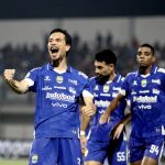 persib-bandung-bakal-kedatangan-pemain-baru.webp Selebrasi pemain Persib Bandung di tengah lapangan pertandingan