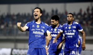 persib-bandung-bakal-kedatangan-pemain-baru.webp Selebrasi pemain Persib Bandung di tengah lapangan pertandingan