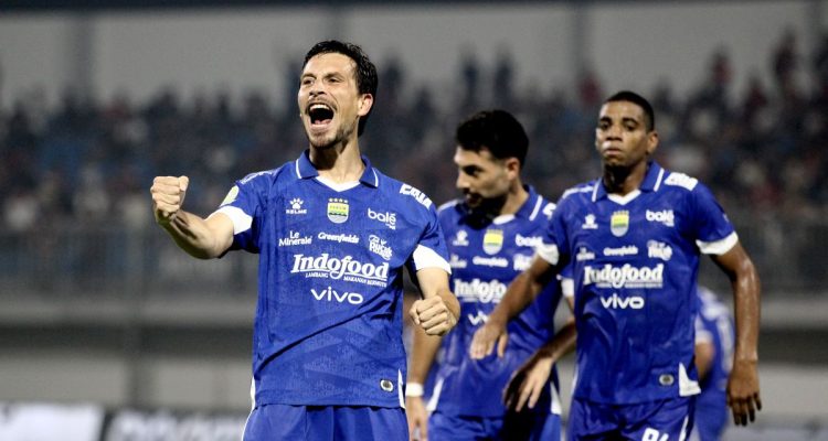 persib-bandung-bakal-kedatangan-pemain-baru.webp Selebrasi pemain Persib Bandung di tengah lapangan pertandingan