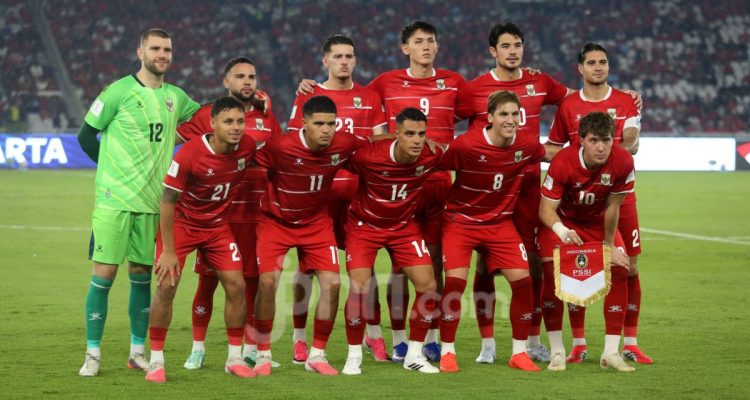 starting-xi-timnas-indonesia-vs-malaysia.webp Foto bersama starting XI Timnas Indonesia yang berpose sebelum pertandingan melawan Malaysia dimulai.