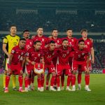fifa-asean-cup-2026-skuad-timnas-indonesia.webp Skuad utama Timnas Indonesia berfoto bersama di lapangan jelang laga FIFA ASEAN Cup 2026.