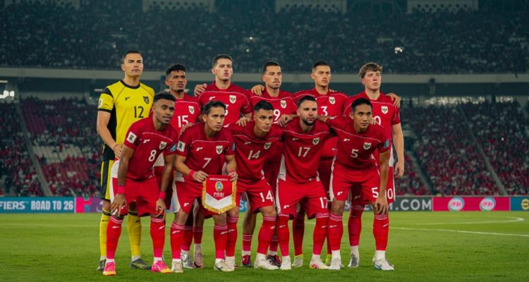 fifa-asean-cup-2026-skuad-timnas-indonesia.webp Skuad utama Timnas Indonesia berfoto bersama di lapangan jelang laga FIFA ASEAN Cup 2026.
