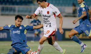 arema-fc-vs-persita-super-league-2026-2027.webp Aksi penggawa Arema FC (kiri, kostum biru) saat berhadapan dengan Persita Tangerang di laga perdana Super League 2026/2027.