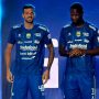 Dua pemain memperagakan jersey Persib Bandung terbaru berwarna biru dengan deretan logo sponsor di bagian depan.