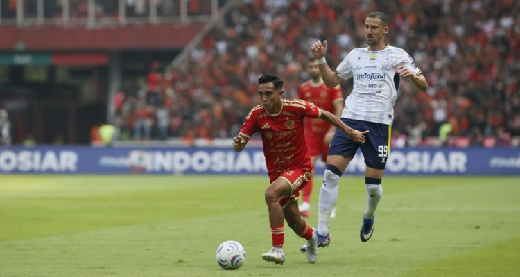 Rayhan-Hannan-persija-jakarta-vs-java-united.webp Gelandang lincah Persija Jakarta, Rayhan Hannan, dengan gesit mendribel bola di tengah tekanan pertahanan lawan dalam laga ketat melawan Java United di Stadion GBK.