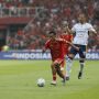 Gelandang lincah Persija Jakarta, Rayhan Hannan, dengan gesit mendribel bola di tengah tekanan pertahanan lawan dalam laga ketat melawan Java United di Stadion GBK.