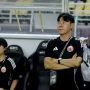 Pelatih Shin Tae-yong berdiri bersedekap tangan di pinggir lapangan mengenakan baju latihan resmi Persija Jakarta.