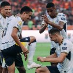 Selebrasi unik para pemain Persib Bandung di lapangan setelah mencetak gol.