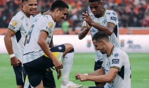 persib-bandung-vs-fc-seoul-acl2-2026.webp Selebrasi unik para pemain Persib Bandung di lapangan setelah mencetak gol.