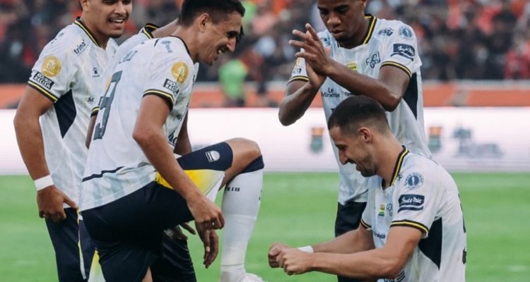 persib-bandung-vs-fc-seoul-acl2-2026.webp Selebrasi unik para pemain Persib Bandung di lapangan setelah mencetak gol.