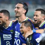 Para pemain Persib Bandung bergembira merayakan selebrasi bersama jelang laga krusial ACL 2 di Bandung. Para pemain Persib Bandung seperti Nick Kuipers, Marc Klok, dan Tyronne del Pino merayakan selebrasi kemenangan di ajang ACL 2.
