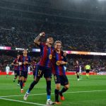 Selebrasi Raphinha bersama rekan setimnya di Barcelona usai mencetak gol ke gawang Racing Santander.