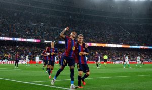 Selebrasi Raphinha bersama rekan setimnya di Barcelona usai mencetak gol ke gawang Racing Santander.