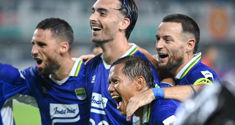Para pemain Persib Bandung bergembira merayakan selebrasi bersama jelang laga krusial ACL 2 di Bandung. Para pemain Persib Bandung seperti Nick Kuipers, Marc Klok, dan Tyronne del Pino merayakan selebrasi kemenangan di ajang ACL 2.