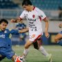 Aksi penggawa Arema FC (kiri, kostum biru) saat berhadapan dengan Persita Tangerang di laga perdana Super League 2026/2027.