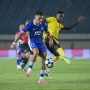 Aksi sengit Beckham Putra (Persib Bandung) saat berduel memperebutkan bola dengan pemain Manila Digger. Maung Bandung berhasil menang 1-0 dan lolos ke fase grup ACL Two.