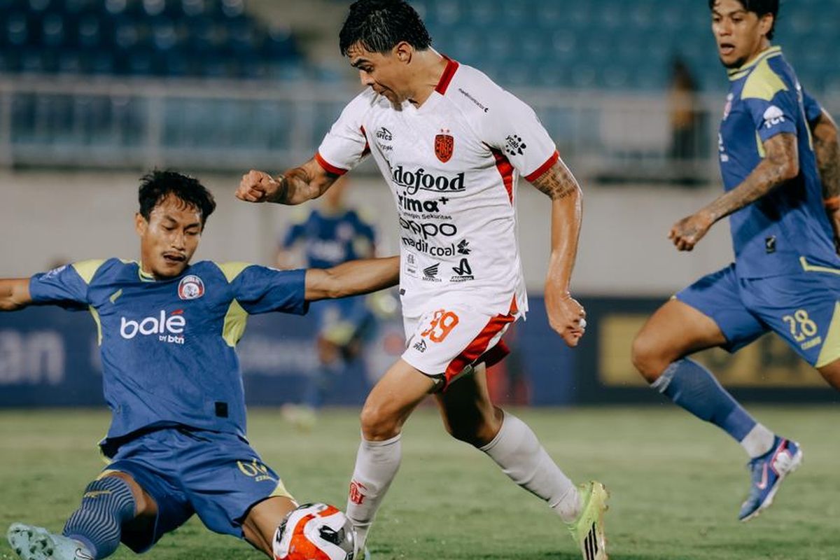 Aksi penggawa Arema FC (kiri, kostum biru) saat berhadapan dengan Persita Tangerang di laga perdana Super League 2026/2027.