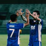 persib-bandung-vs-psm-kedalaman-skuad-maung-bandung.webp Dua pemain Persib Bandung, Beckham Putra bernomor punggung 7 dan rekannya, melakukan selebrasi tos tangan bersama di lapangan.