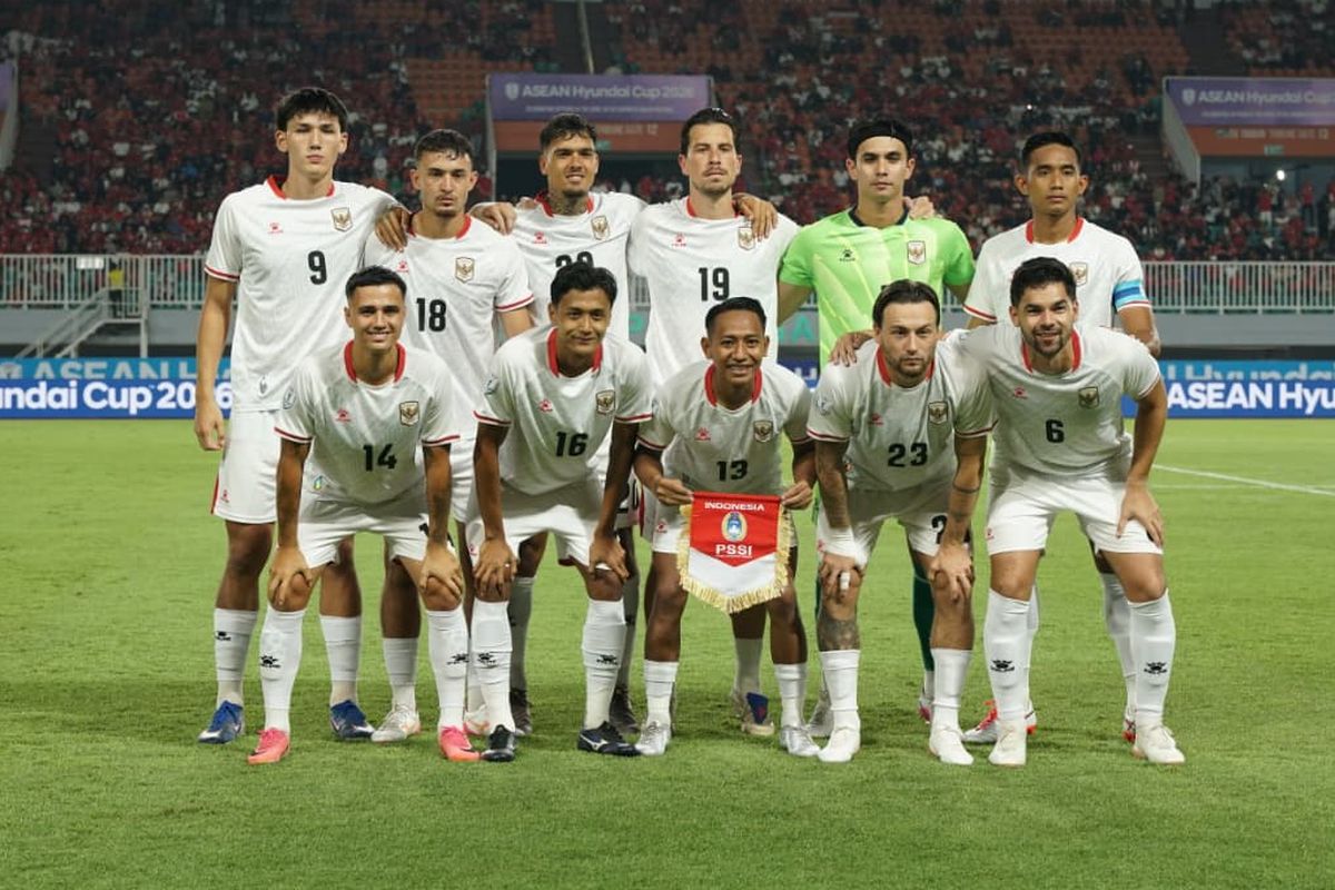 Skuad Timnas Indonesia berfoto bersama sebelum pertandingan dimulai dalam ajang FIFA ASEAN Cup 2026.