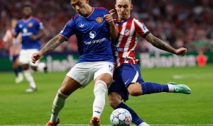 manchester-united-kalah-0-2-atletico-madrid.webp Lisandro Martinez pemain Manchester United sedang berduel memperebutkan bola dengan pemain Atletico Madrid.