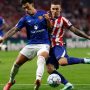 Lisandro Martinez pemain Manchester United sedang berduel memperebutkan bola dengan pemain Atletico Madrid.