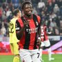 Pemain AC Milan Alphadjo Cisse tersenyum gembira sambil menunjuk ke arah penonton saat merayakan gol melawan Salzburg.