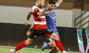 Pemain Madura United berebut bola dengan pemain Persib Bandung dalam laga Liga 1