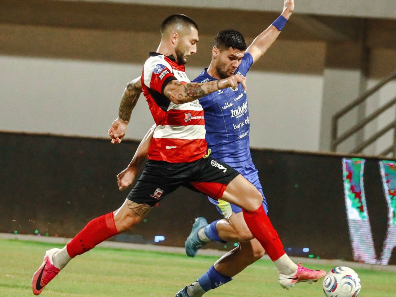 Pemain Madura United berebut bola dengan pemain Persib Bandung dalam laga Liga 1