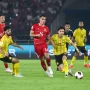 Pemain Timnas Indonesia berseragam merah berusaha merebut bola dari pemain lawan di tengah pertandingan