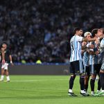 Pemain Timnas Indonesia berseragam merah berusaha merebut bola dari pemain lawan di tengah pertandingan