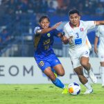Pemain Persib Bandung berduel perebutan bola dengan pemain Port FC di lapangan hijau.