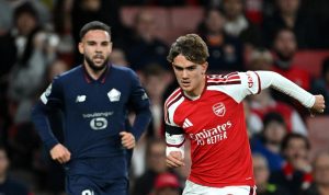 Calvin Verdonk pemain Lille mengawal pergerakan pemain Arsenal di lapangan.