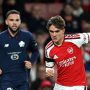 Calvin Verdonk pemain Lille mengawal pergerakan pemain Arsenal di lapangan.